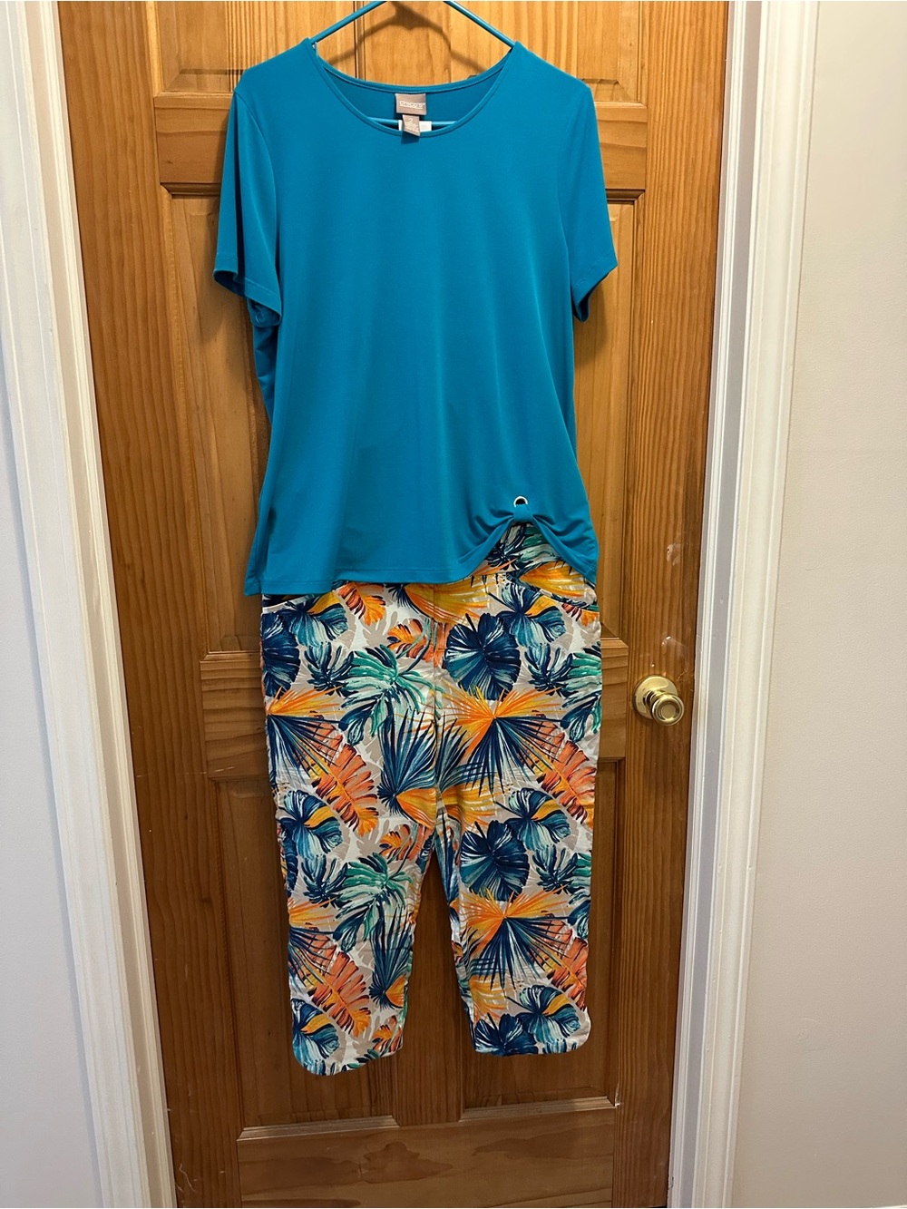 Chico's Teal Top with Tropical Leaf Print Capri Pants
